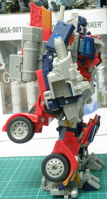 optimus Prime robot leg wheel up.