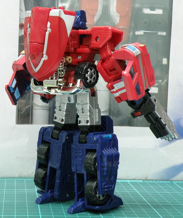 Henkei Convoy Robo primary blaster with backpack back view.