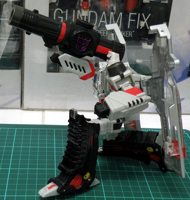 Henkei Megatron Robot Pose 3.
