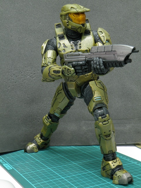 MasterChief with taking aim with assault rifle.