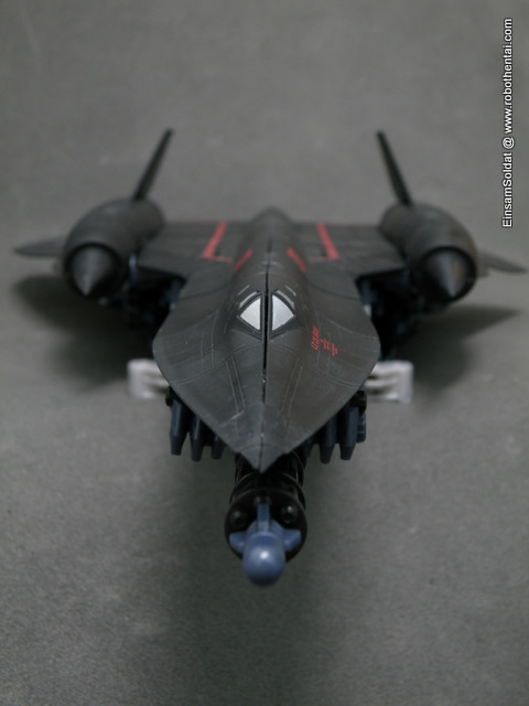 Even in the SR-71 mode, JetFire blue claws are clearly visible from the front.