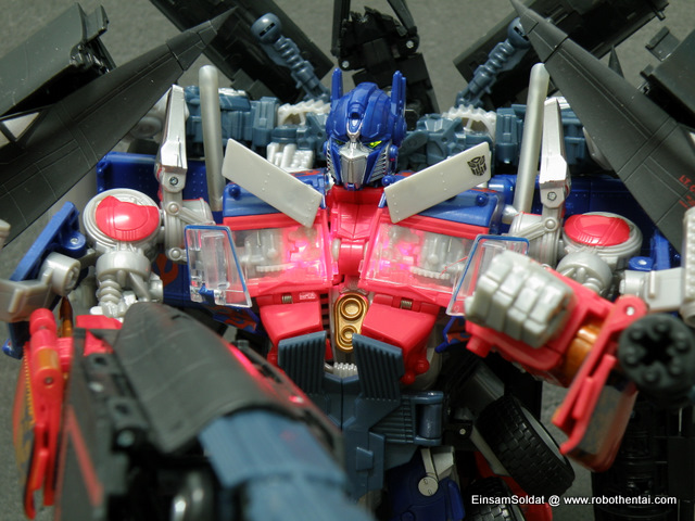 By moving Optimus Prime head to the back, the chest and eyes will light up simulating effect of mech alive.